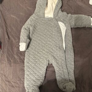 Carter’s Jumpsuit for boys or girls Size 3M.